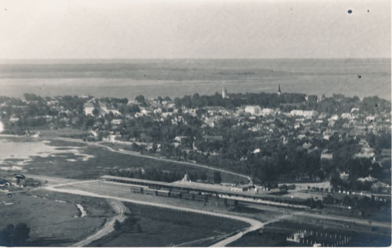 Foto. Haapsalu vaade linnulennult raadiomasti juurest. Kuulunud kapten Harald Dampffile. Albumis HM 8466:1.