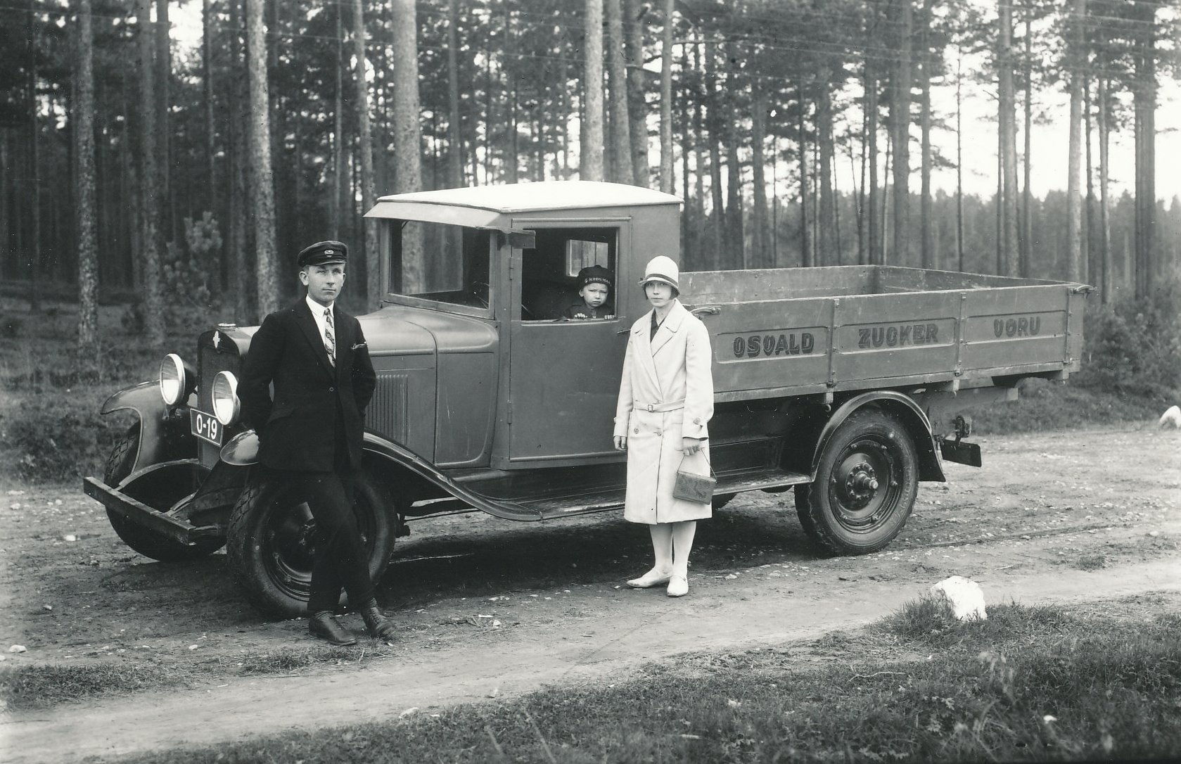 Foto. Zuker, Osvaldi veoauto Chevrolet 0-19  1931.a. ( fotol omanik, abikaasa ja laps.)