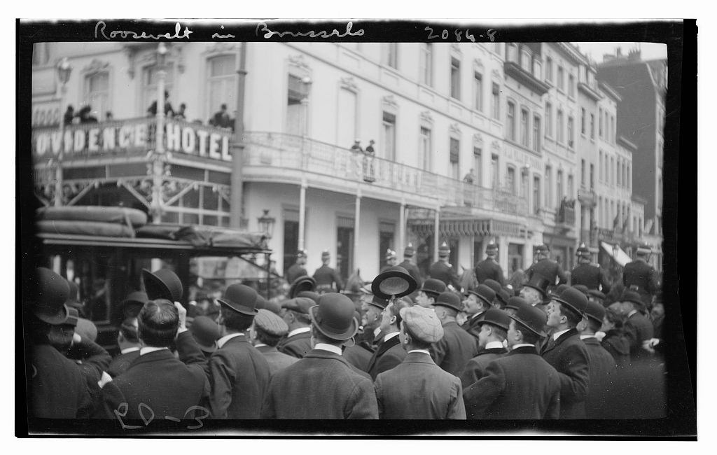 Roosevelt in Brussels. [view from crowd toward balcony of Providence Hotel] (Loc)