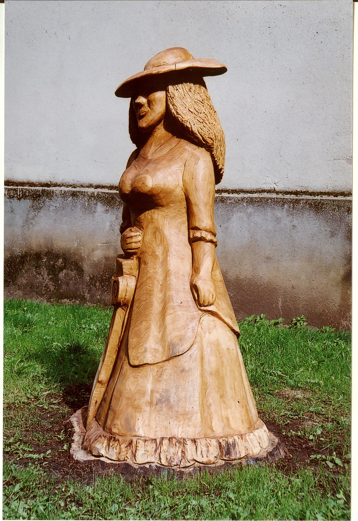 skulptuur "Mõisapreili"
