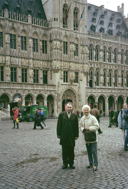 Liis Dillie-Lindre ja Edgar Saar Brüsseli raekoja platsil