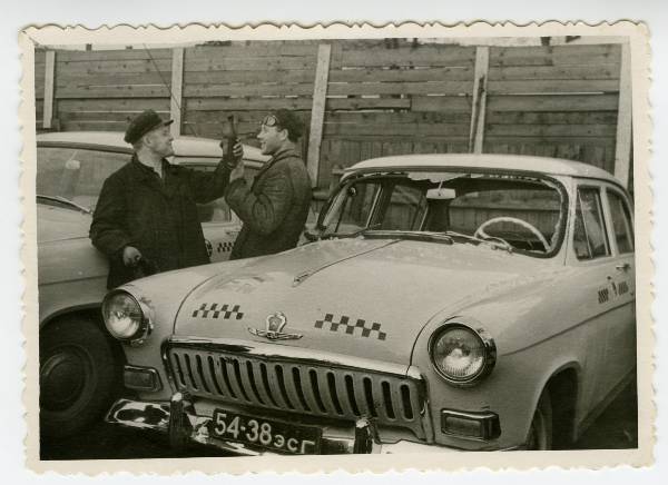 Autode remonditöökoda; esiplaanil takso - sõiduauto Volga, tagaplaanil Era t 1. Tartu, 1960-1970.