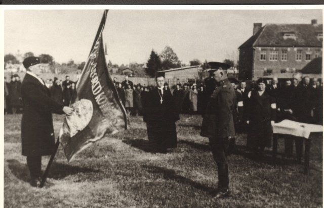 fotokoopia, Noorkotkaste lipu õnnistamine Paides 1930-ndatel a.