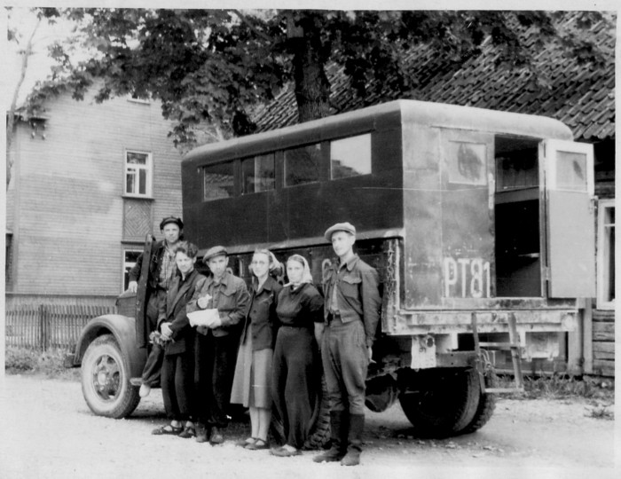 Foto Floristide ekspeditsioonist osavõtjad veoauto juures Kärdlas Vabaduse tn 1956.a.