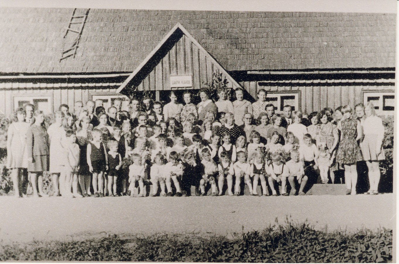 Laatre kooli pere oma vana koolimaja esisel