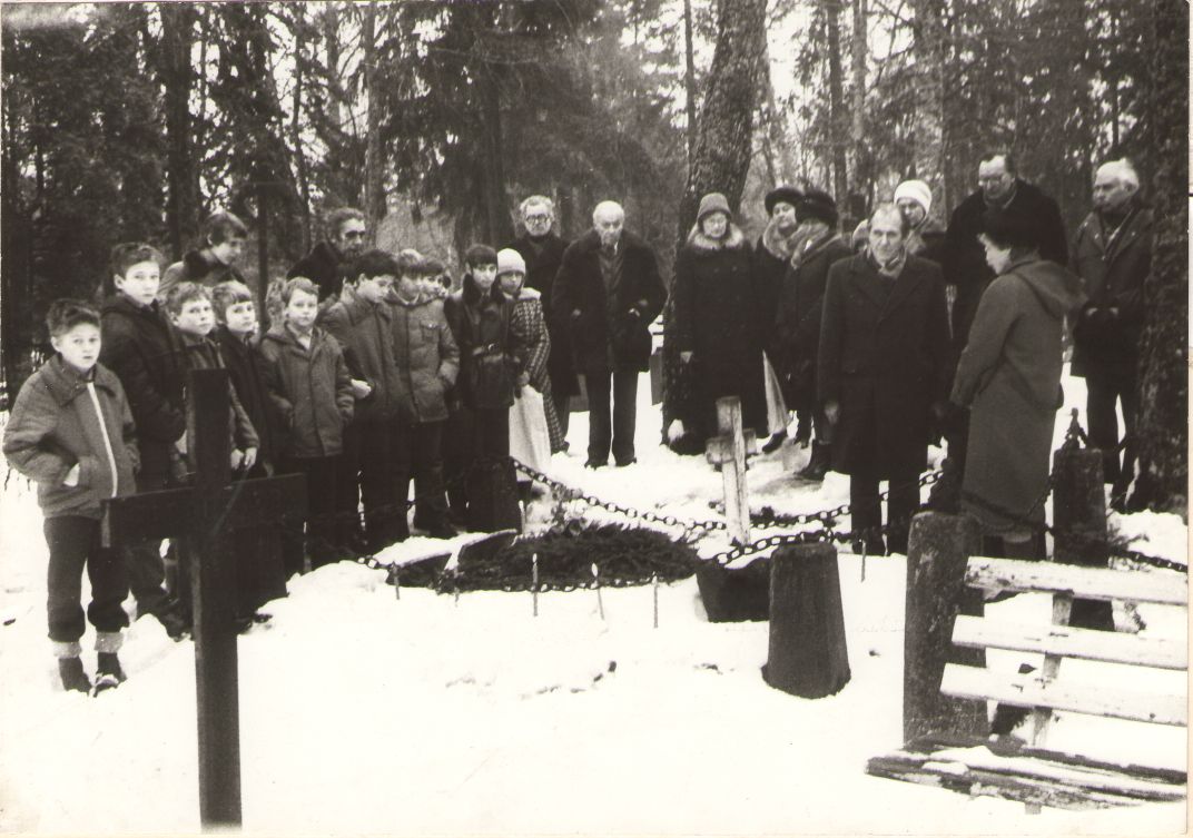 Foto. Fr. R. Kreutzwaldi 180. sünniaastapäeval Võru kalmistul, 1983.
