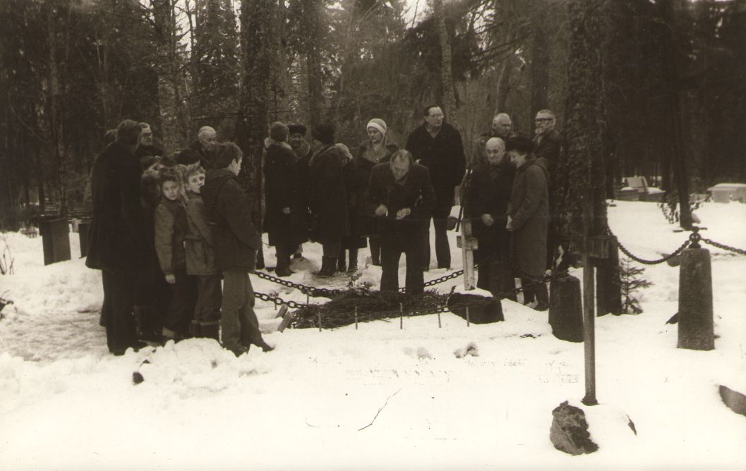 Foto. Fr. R. Kreutzwaldi 180. sünniaastapäeval Võru kalmistul, 1983.