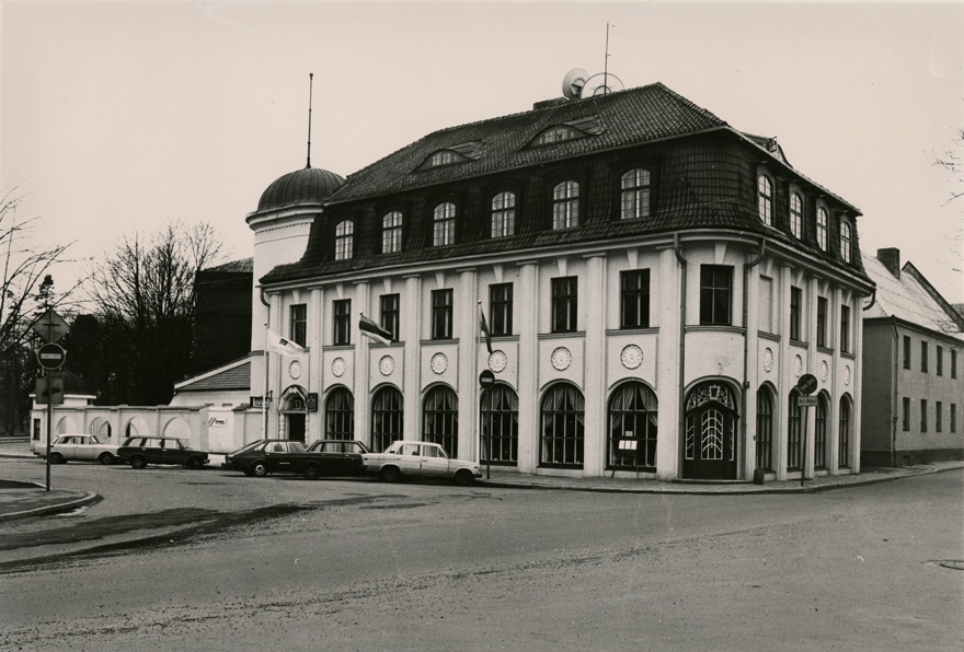 Ärihoone-hotell Pärnus Kuninga tänaval, vaade hoonele nurgalt. Arhitektid Erich von Wolffeldt, Aleksander Nürnberg