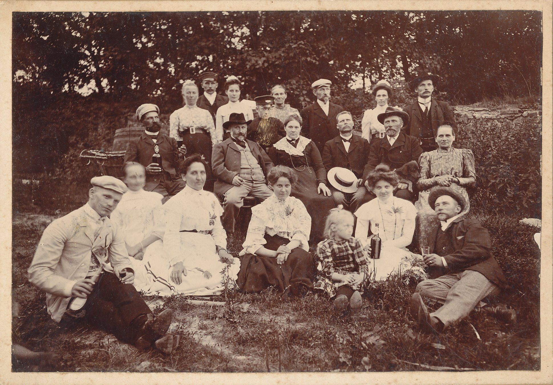 Foto. Väimela mõisa teenijad murul enne 1910.aastat.