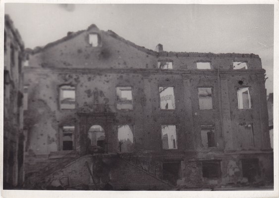 Sõjajärgne purustatud Narva, Raekoda
