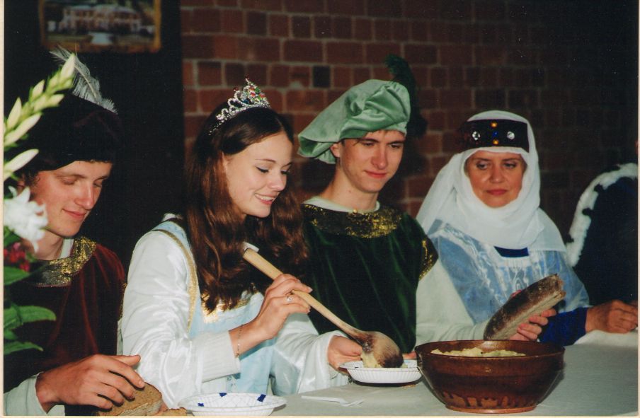 Foto. Etendus KULLAKETRAJATE PULMAD (Silver Tulik, Sigrid Valo, Mait Raag, Helve Braun). Väimela, 09.07.2003.