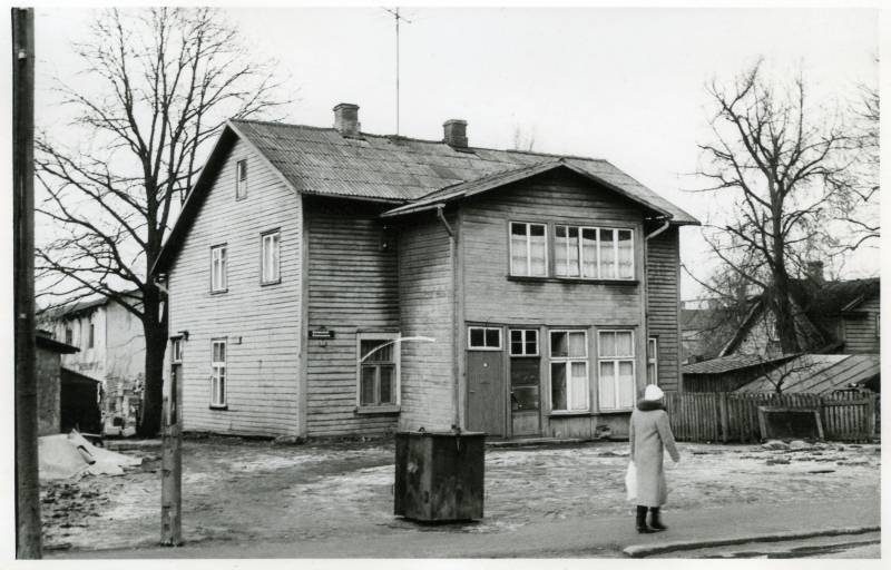 Komsomoli 58 (Kroonuaia 58). Tartu, 1988.