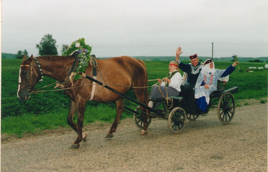 Foto. Etendus KULLAKETRAJATE PULMAD (Ülo Tulik ja Helve Braun hobusega sõitmas). Väimela, 09.07.2003.