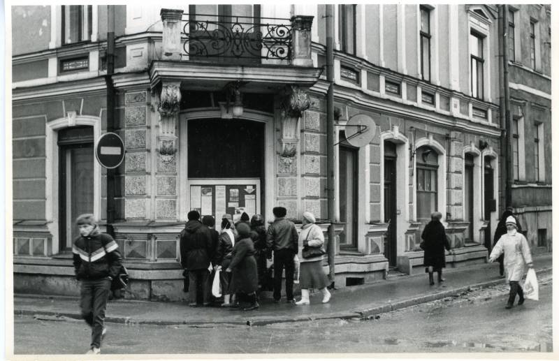 Eesti Rahvusliku Sõltumatuse Partei (ERSP) infostend Munga 5 hoonel. Tartu, 1989.