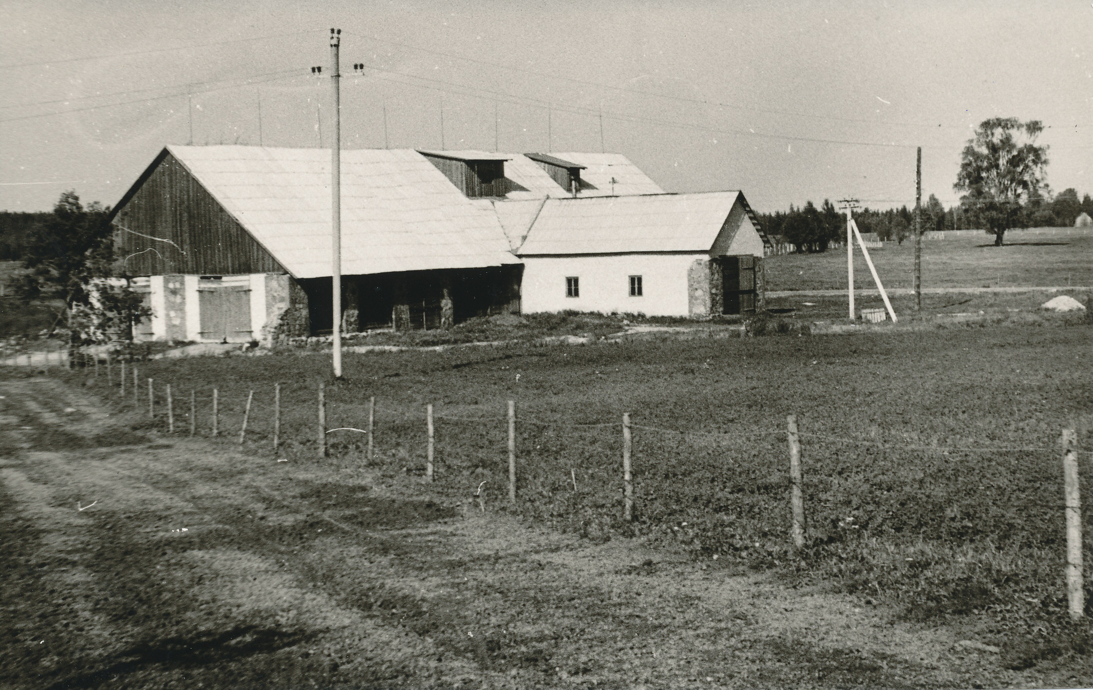 Foto. Endine Väimela mõisa rehepeksuhoone Põlva tee ääres, ehitatud 1881.a 1972.aasta sügisel. Kasutusel kuivatina.