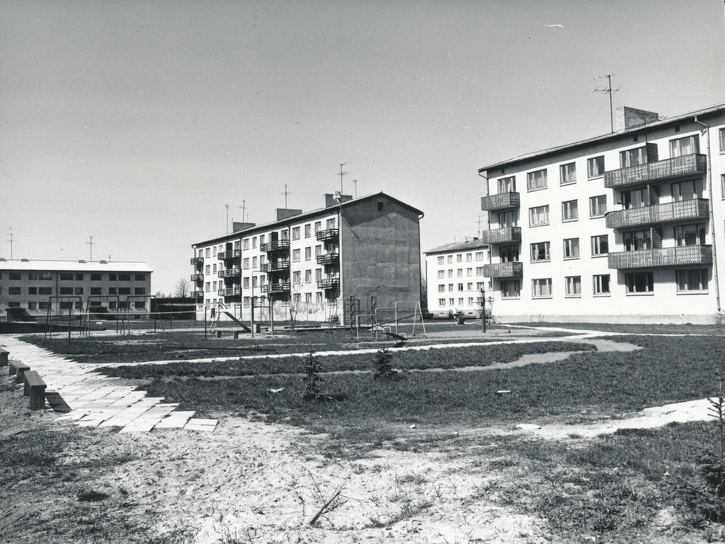 Foto. Väimela Näidissovhoostehnikumi elamud Põllu t. 4, 2, 1 ja  Kooli tee 7. mais 1981.a.