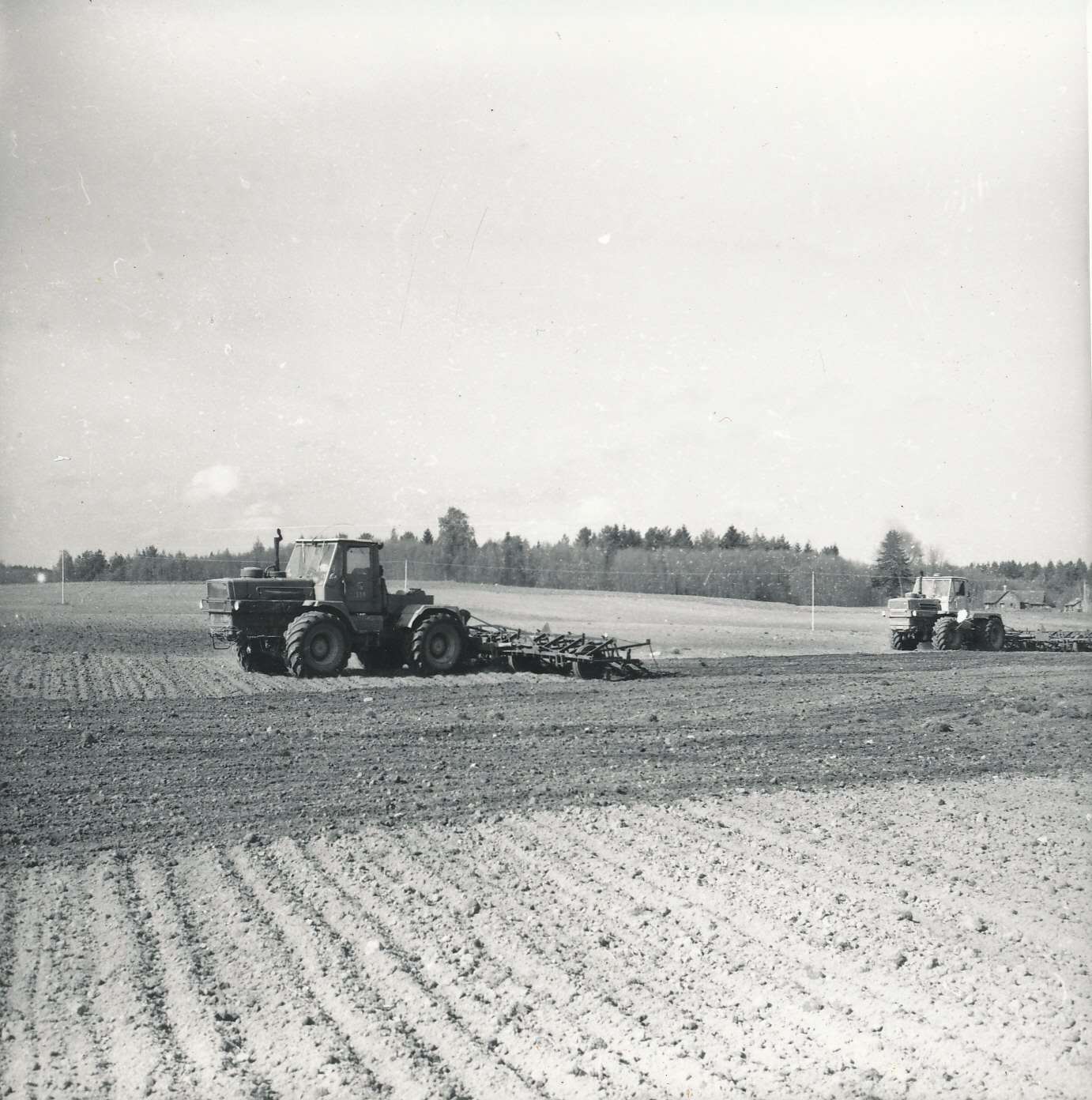 Foto. Traktorid T - 150 K töötamas Väimela NST Raiste osakonna põllul 20.mail 1976.a.
