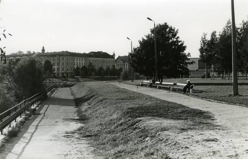 Emajõe kaldapealne - vasakkalda haljasala ja kõnniteed. Taga kesklinn. Tartu, 1982.