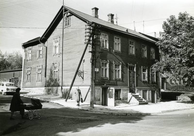 Tähe 17, keldrikorrusel juurviljapood. Tartu, 1985.