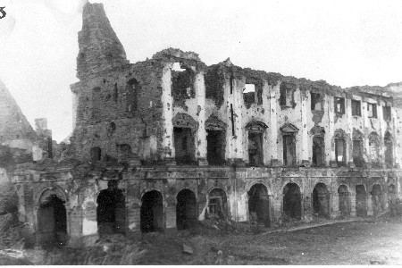 Teise maailmasõja purustused Narvas. Börsihoone