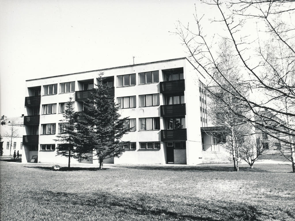 Foto. Väimela Näidissovhoostehnikumi ühiselamud nr.1( 1953) ja  4 (1976.a.) mais 1981.a.