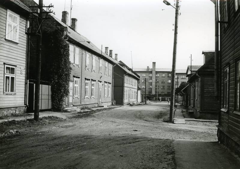 Koidu tänav, vaade Tähe t suunas. Tartu, 1981.