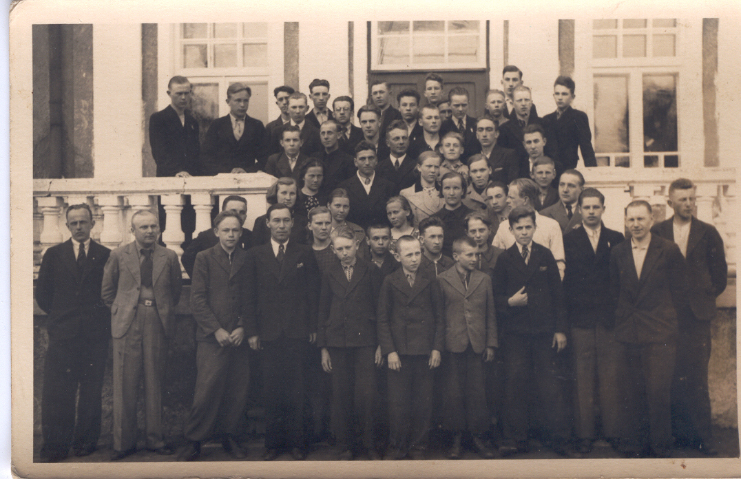 Foto. Maanoorte õppelaagrist osavõtjad Väimelas 1939.a.