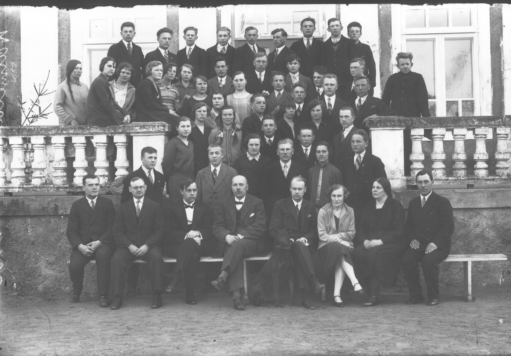 Foto. Väimela Põllutöö ja  Karjatalitajate Kooli õpilased ja õpetajad 1930-1932