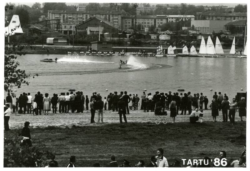 Võidupüha tähistamine Anne kanali ääres. Kiirpaatide võidukihutamine. Tartu, 9.05.1986.