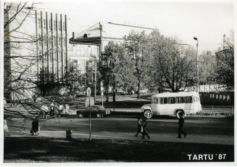 Vaade Vanemuise teatri juurest - ees Riia mnt, taga Kalevi t. Tartu, 1987.
