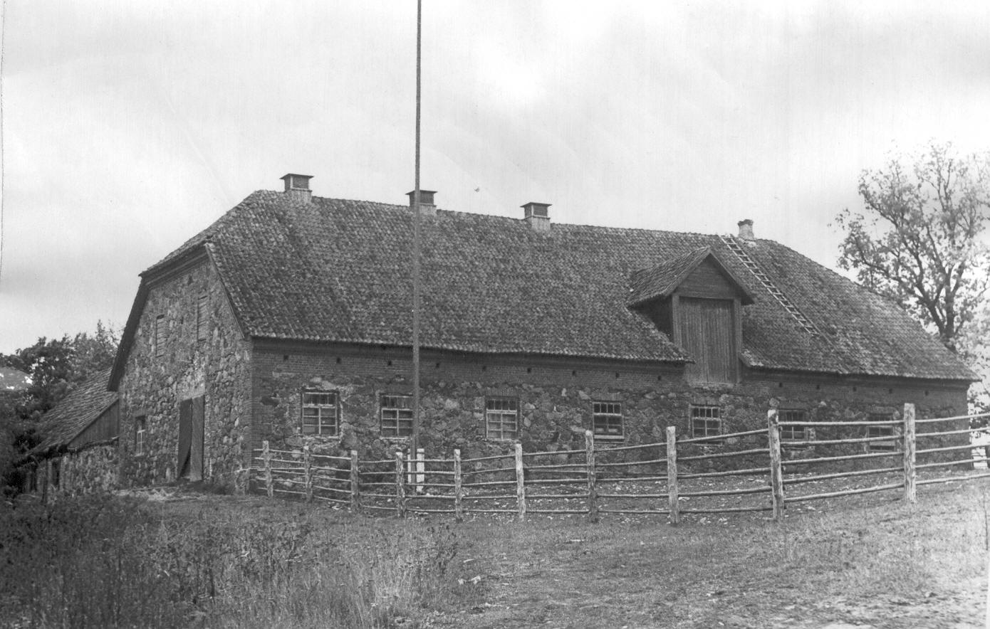 Foto. Väimela mõisa hobustetall.