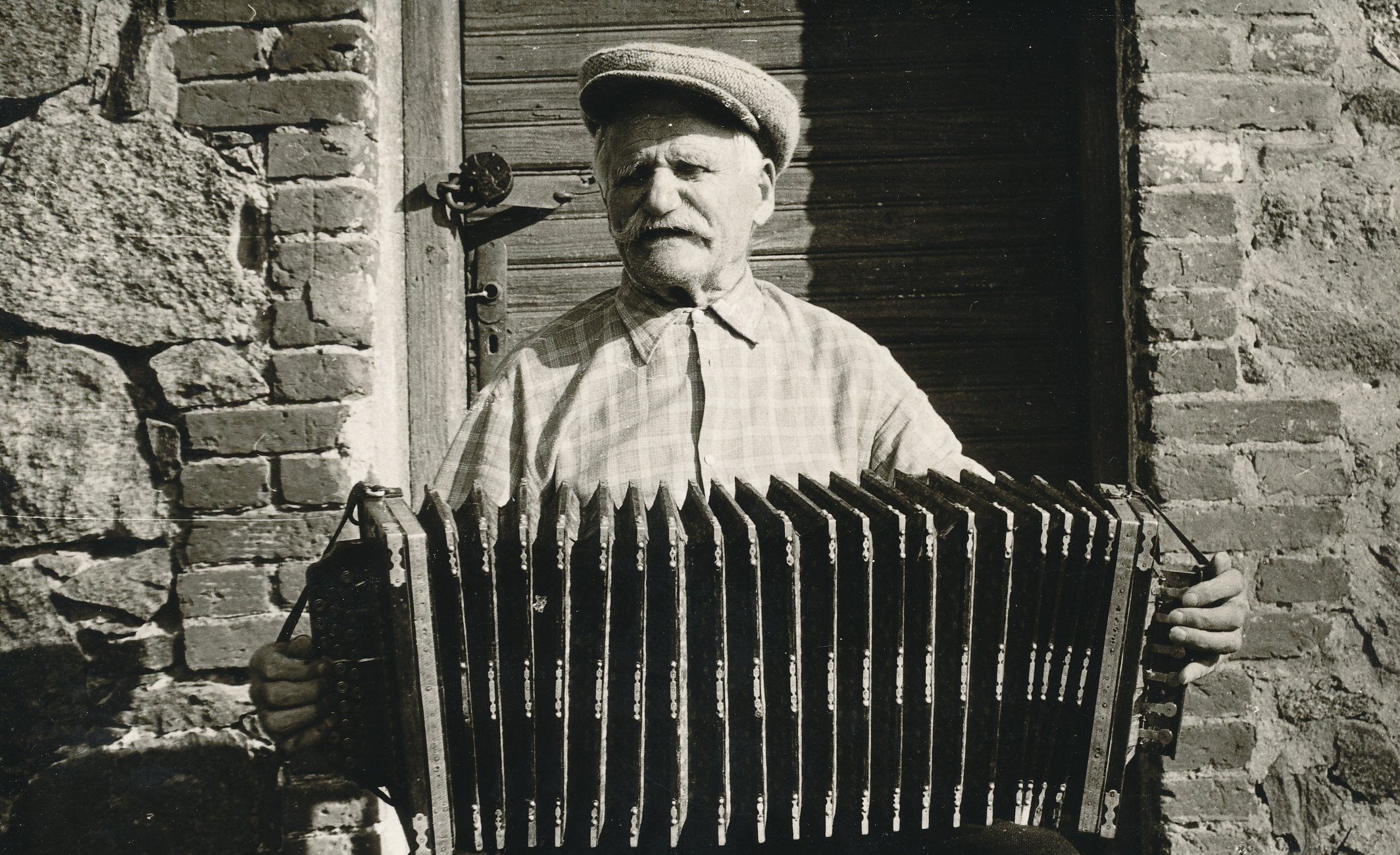 Foto. Palkov, Jaan - pensionär 1907.aastast elab Väimelas .1972.aastal mängimas Teppo lõõtsa.