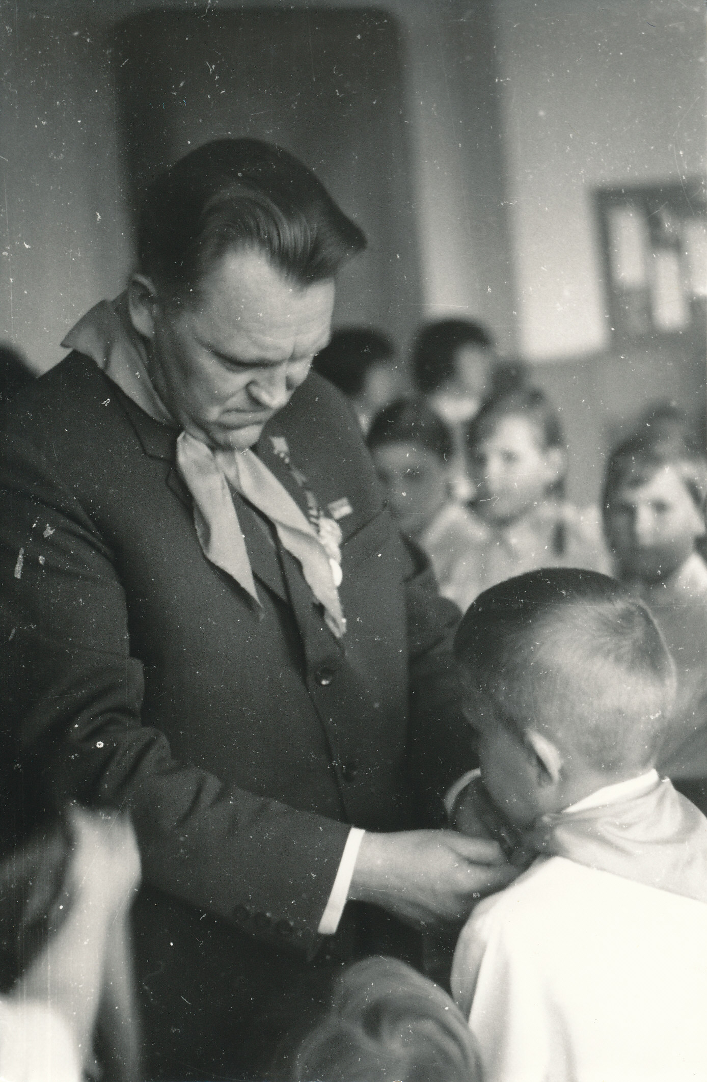 Foto. Nõukogude Liidu kangelane Albert Repson külas Väimela 8-kl. Kooli pioneeridel mais 1966.a.