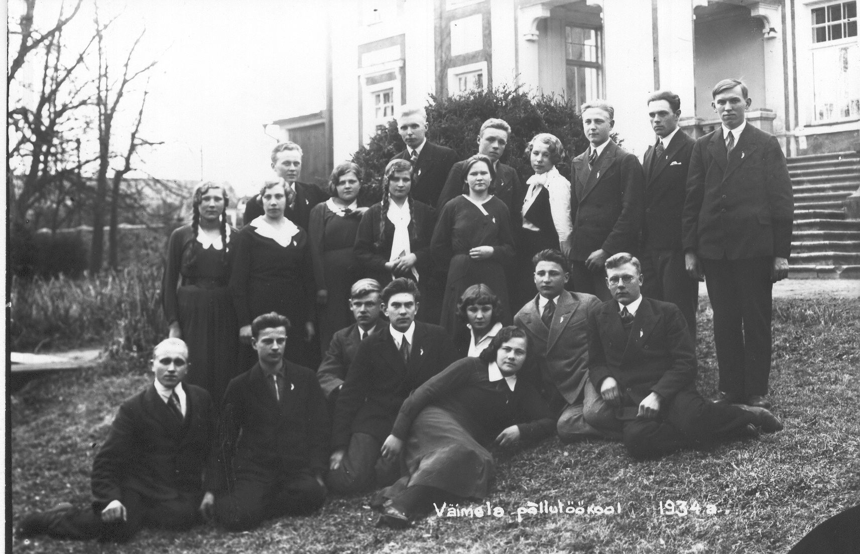Foto. Väimela Põllutöö ja  Karjatalitajate Kooli  õpilasi  1934.a. kooli ees