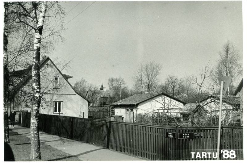 Sõbra t ja Nõva t ristmik, vaade elumajade hoovidesse. Tartu, 1988.