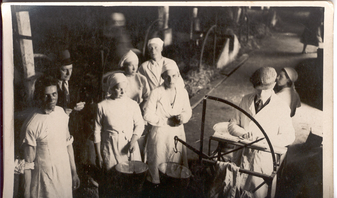 Foto. Grupp lüpsikursustest osavõtjaid Väimelas 1939.a.