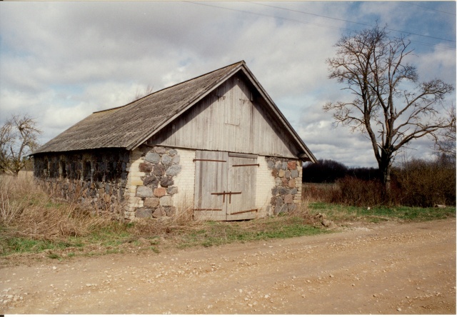 värvifoto Kareda küla vaade, Koru talu loomalaut 1997