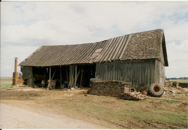 värvifoto Kareda küla vaade, Kärneri talu viljaküün 1997