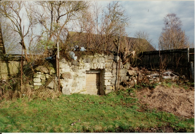 värvifoto Kareda küla vaade, Allika talu kelder 1997