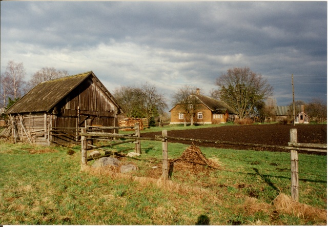värvifoto Kareda küla vaade, Allika talu hooned 1997