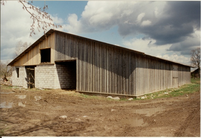 värvifoto Kareda küla vaade, Uus-Juhani talu laut 1997