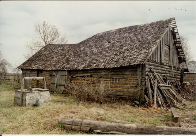 värvifoto Kareda küla vaade, Andrese talu kuur 1997