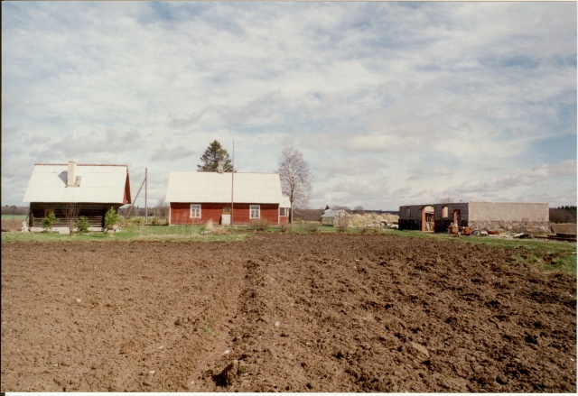 värvifoto Kareda küla vaade, Koru talu loomalaut 1997