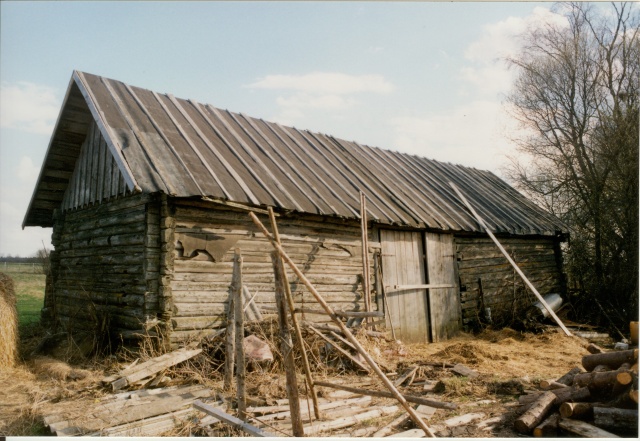 värvifoto Kareda küla vaade, Liuka talu küün 1997