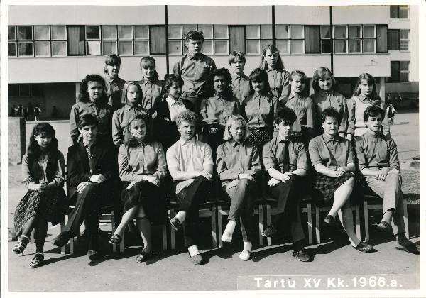 Grupifoto. Tartu 15. Keskkooli õpilased 1986a.