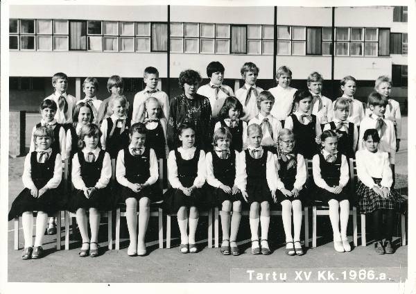 Grupifoto. Tartu 15. Keskkooli õpilased 1986a.