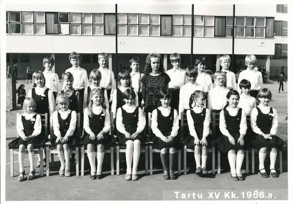 Grupifoto. Tartu 15. Keskkooli 2b klass 1986a.