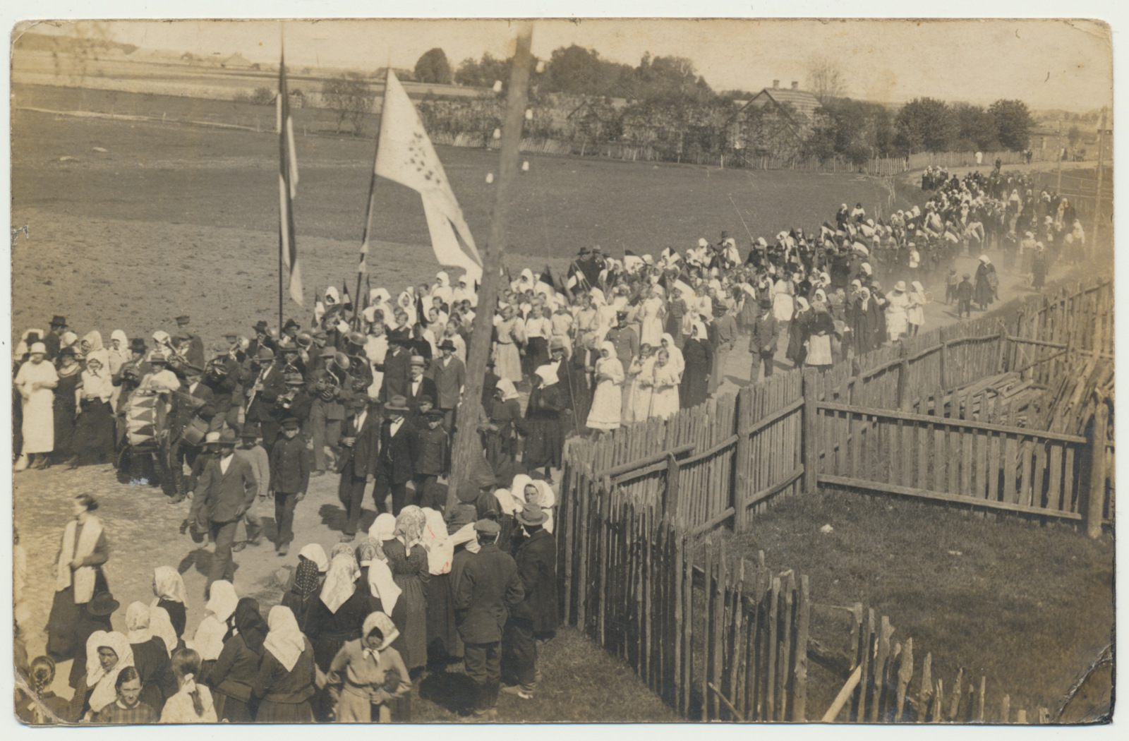 foto, Viljandimaa, Tarvastu 6-kl algkooli õppurite rongkäik, 1924