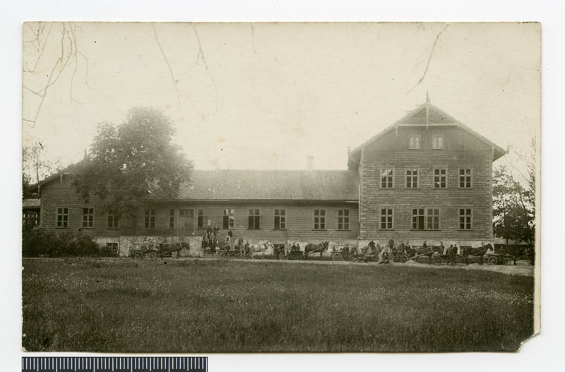 fotopostkaart, Viljandi khk, Pärsti mõis, peahoone koolina, maja ees hobuvankrid, 14.06.1930