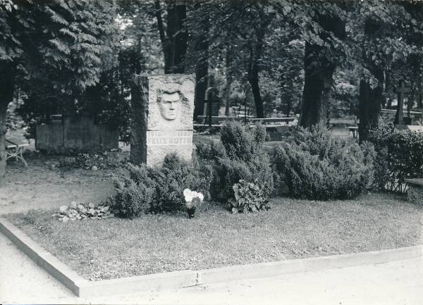 Felix Kotta hauaplats Tartus Raadi kalmistul 1980ndatel.